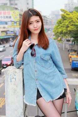 美女被脱内衣挠痒痒